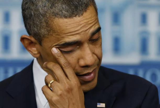 O presidente dos EUA, Barack Obama, emociona-se nesta sexta-feira (14) na Casa Branca ao falar do tiroteio em Connecticut (Foto: AP)